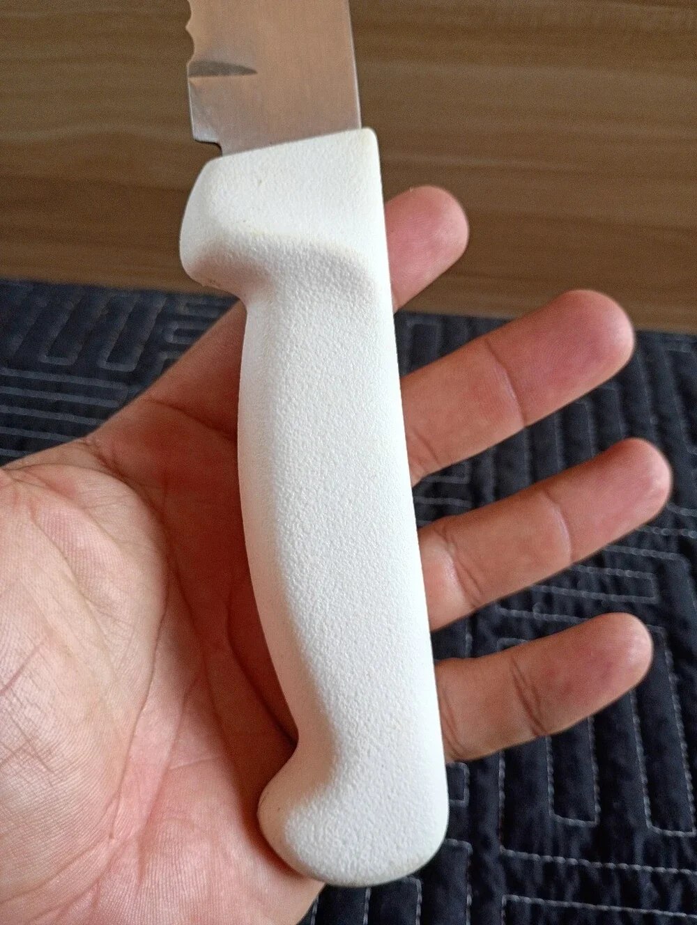 White Serrated Bread Knife with Comfortable Handle